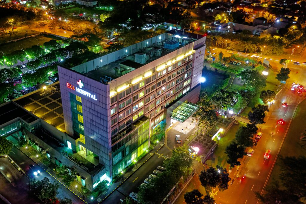 hospital website design: hospital building