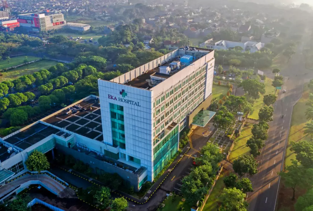 ada compliant healthcare website: hospital building